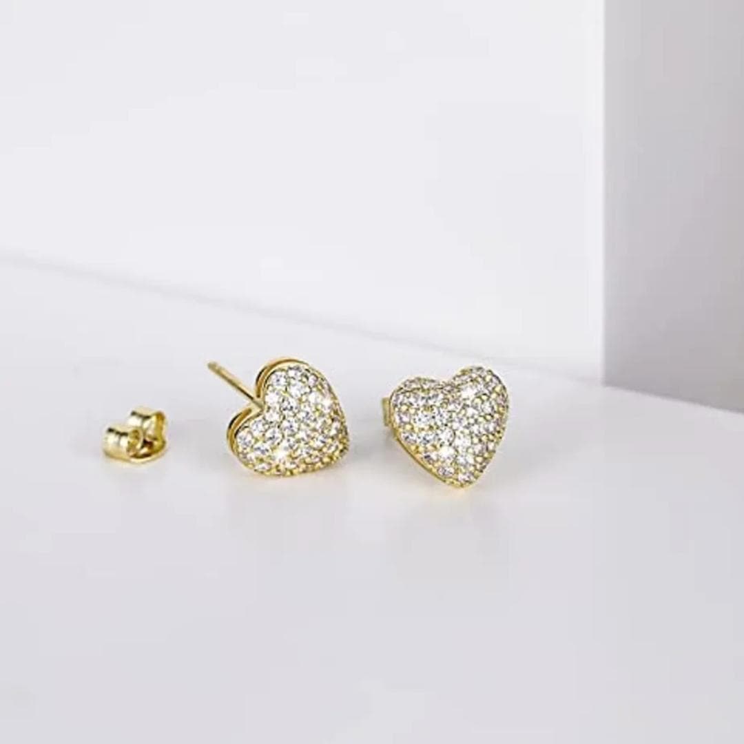 Brinco pequeno em formato de coração com tarracha.