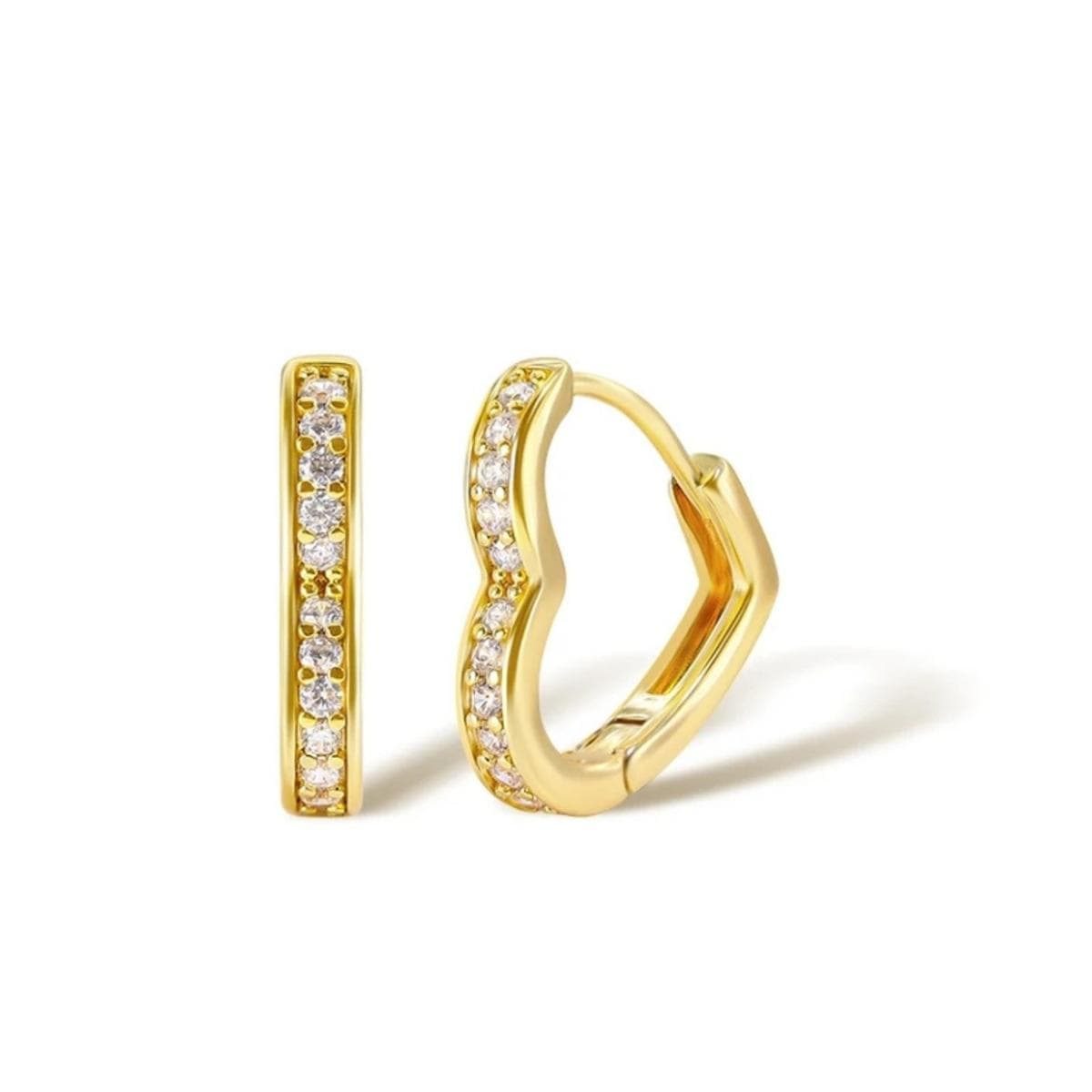 Brinco dourado em formato de coração com acabamento liso.